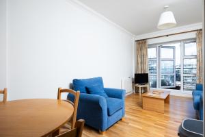 Flat w Balcony & Canal view - 4min to station
