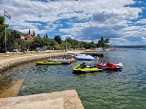 Small apartment in Gornji Karin near the beach