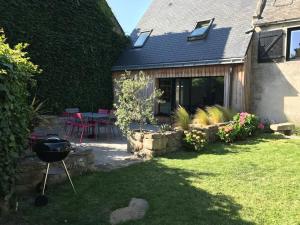 Maison de charme, jardin clos sud, terrasse, 2 minutes plages, au cœur du village de Piriac, 4 chambres 2 SDB.