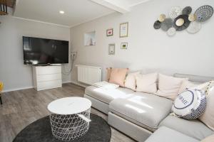 nah am Meer, ruhige Lage, gratis Nutzung vom AHOI Erlebnisbad und Sauna in Sellin - Haus Büdnerstube FeWo 1