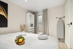 King bed - Renovated 2024 - 2BR Behind Bryggen