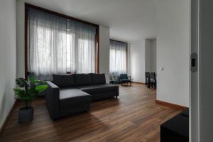 JOIVY Chic 3-Bed Flat Near Colonne di San Lorenzo