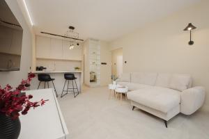 Warsaw Exclusive Apartment with Parking & Balcony by Renters Prestige