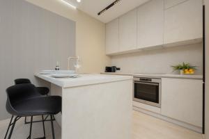 Warsaw Exclusive Apartment with Parking & Balcony by Renters Prestige
