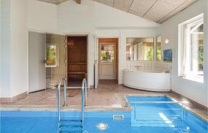 Cozy Home In Humble With Sauna