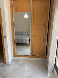 Habitacion privada en piso compartido de dos habitaciones en urbanización con piscina y pista de padel