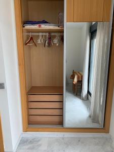 Habitacion privada en piso compartido de dos habitaciones en urbanización con piscina y pista de padel