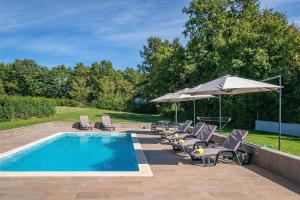 Charmante Villa mit privatem Pool, Klima, Sonnenliegen, Terrasse und Grill