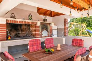 Charmante Villa mit privatem Pool, Klima, Sonnenliegen, Terrasse und Grill