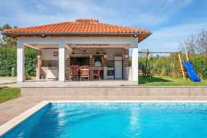 Charmante Villa mit privatem Pool, Klima, Sonnenliegen, Terrasse und Grill