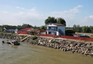 New House La Nea Paul - Partizanii