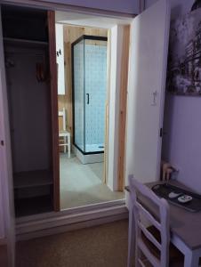 CHAMBRES DHÔTES CHEZ CATHERINE A REUS chambre de Paris avec salle de bains privée