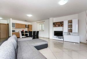 Apartment in Vrbnik - Insel Krk 47194 
