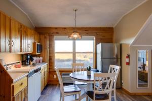 Near Douglas Lake Mountain Jewel Haven with Views