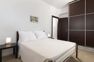 Luxurious and modern house near town and beach