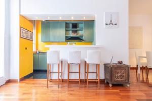 At Home - TuratiPorta Nuova Apartment