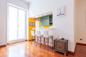 At Home - TuratiPorta Nuova Apartment