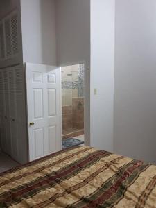 Escape at The Oasis- New Kingston Area -24hrs Security, Elevator, Water Heater, WIFI