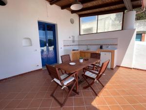 Villa Margherita - Appartamenti a due passi dal corso di Santa Marina Salina a 100 mt dalla spiaggia