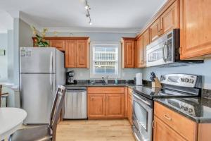 2 Bed Condo Walk to the Beach