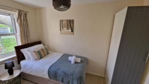 Margams Alvington House for Business Travellers, Relocator or Families with FREE Parking, High Speed Internet and fully equipped kitchen