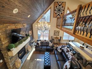 Swept Away Chalet - Luxurious NEW 6 BR Home Sleeps 16 Hot Tub Linens and Towels
