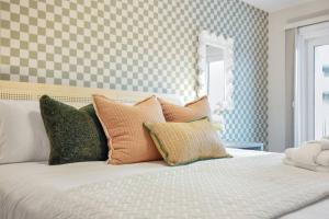 Beach Front Condo wPool, Restaurant, and Bar