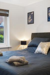 Deluxe 2-Bedroom Serviced Apartment with Free Parking