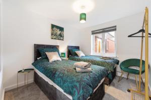 Deluxe 2 bed flat wfree parking