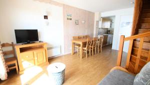 Residence Parc Aux Etoiles - Chalets pour 7 Personnes 244 : photos des chambres