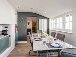 4 Bed in Instow INCOT