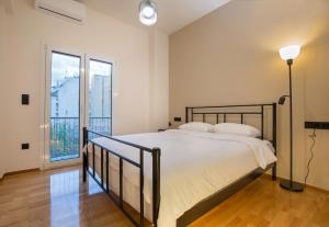 Urban Spacious Apartment Near Kallimarmaron