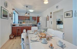 Holiday Home With Pool Near Varaå¾Din