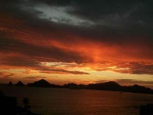 Oceanfront Penthouse, 2 Masters, 2 Baths, kitchen!