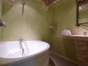 Hotels Hotel Lou Caleu restaurant le Rocher des Abeilles : photos des chambres