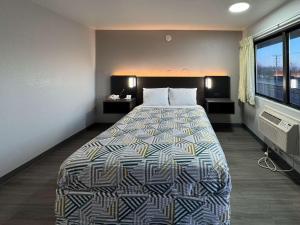 Queen Room - Non-Smoking room in Motel 6-Janesville WI
