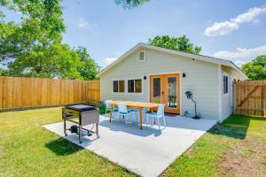 2 Kings Hot Tub Modern Cottage Hill Country