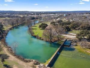 2 Kings Hot Tub Modern Cottage Hill Country
