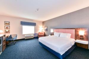 King Room with Accessible Tub - Mobility and Hearing Access/Non-Smoking room in Hampton Inn & Suites Pittsburg
