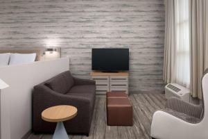 King Suite room in Hilton Garden Inn Los Angeles Marina Del Rey
