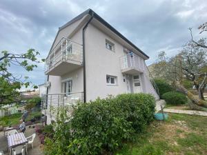 Apartments with a parking space Krk - 22395 