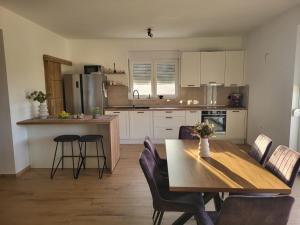 Holiday house with a swimming pool Ljubac, Zadar - 22537