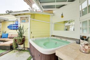 Carlsbad Bungalow Patio, Hot Tub, Close to Beach!