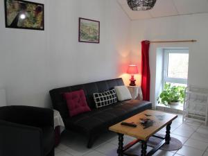Maisons de vacances Gite Chatel-de-Neuvre, 2 pieces, 3 personnes - FR-1-489-22 : photos des chambres