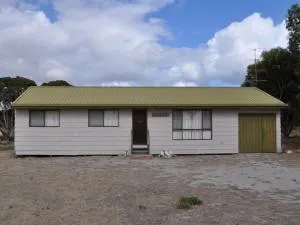 Stoneybroke - Couch Beach - Inneston