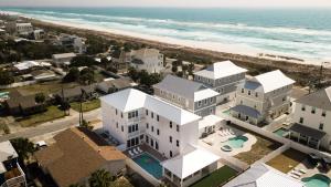 The Taj Of The Gulf! Luxury Beach Mansion! Sleeps 37, private pool & hot tub, putting golf