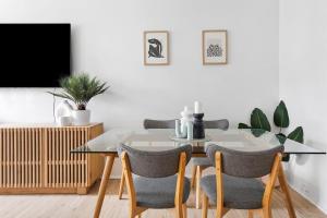 Coastal Corner - Contemporary Chic by the Beach