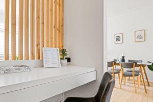 Coastal Corner - Contemporary Chic by the Beach