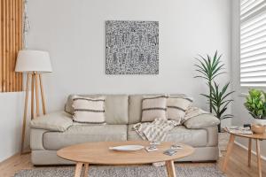 Coastal Corner - Contemporary Chic by the Beach