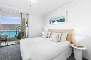 Lux Waterfront at Habour Lights I prime location Pool, Gym & Sauna